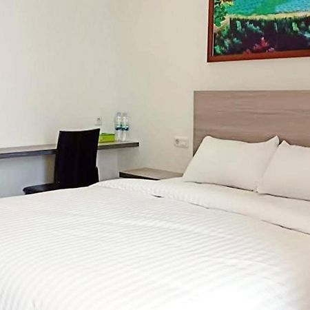 Twospaces Living At Maximus Inn パレンバン エクステリア 写真