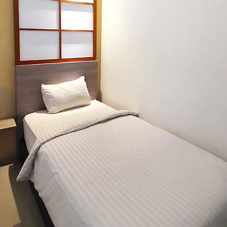 Twospaces Living At Maximus Inn パレンバン エクステリア 写真